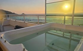 Cobertura com vista espetacular para o mar jacuzzi e churrasqueira